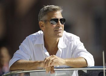 Джордж Клуни в белой рубашке