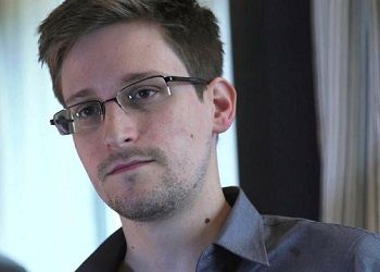 Эдвард Сноуден в очках