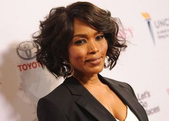 Анжела Бассетт улыбается