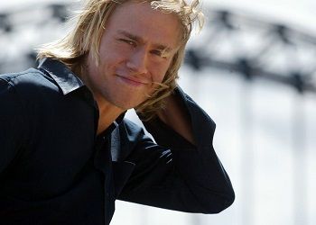 Чарли Ханнэм улыбается