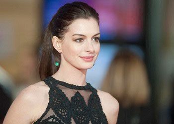 Энн Хэтэуэй улыбается