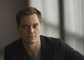 Майкл Шеннон в пиджаке