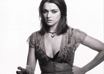 Рейчел Вайс с бокалом