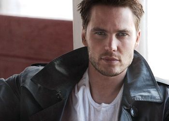 Тейлор Китч в куртке